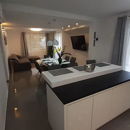 Apartament Sunny Hvar - With Pool; Basina